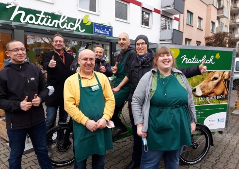 Das natürlich-Team freut sich über das neue E-Lastenrad. Bevor es im Lieferdienst eingesetzt  wird, absolvieren die zukünftigen Fahrer*innen ein Fahrtraining. 
© gpe