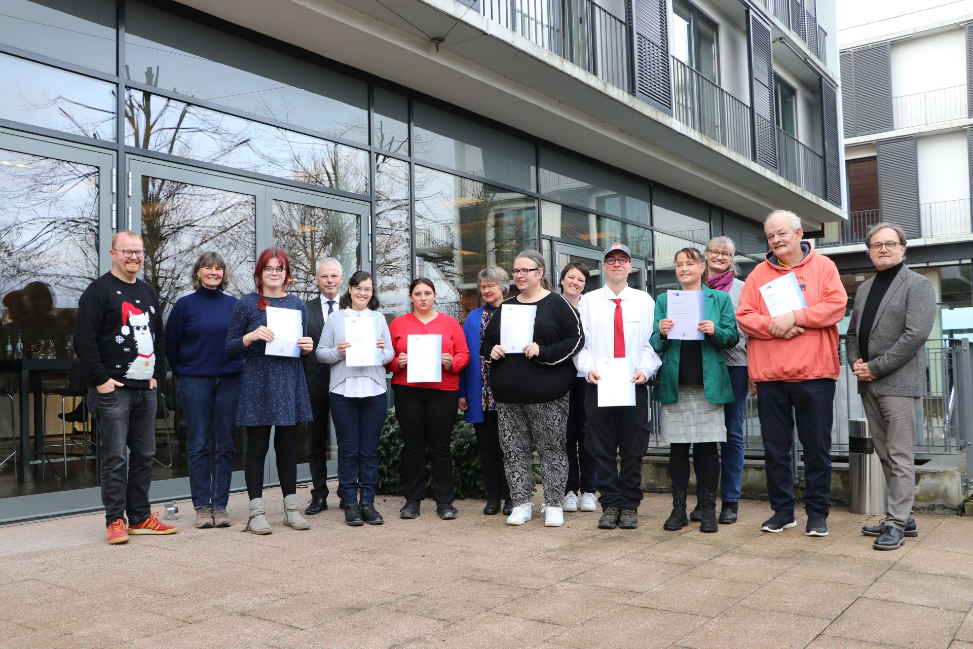 v.l.n.r.: Volker Conrad, Abteilungsleiter Soziale Hilfen der Kreisverwaltung Mainz-Bingen Sigrid Wolf, Pferdehof Wolf Wackernheim Hannah Drechsler, Teilnehmerin Viktor Wilpert Piel, Leiter des Geschäftsfelds Weiterbildung der IHK für Rheinhessen Wera Johanna Kälkert, Teilnehmerin Natascha Nickel, Teilnehmerin Dietlinde Kapp, Fachkraft Zoar-Werkstätten Jennifer Habelt, Teilnehmerin Nicole Knobloch, Fachkraft Zoar-Werkstätten Lucas Feyerherd, Teilnehmer Jaqueline Machts, Teilnehmerin Anke Runge, Leitung TierGarten Oppenheim Oliver Zell, Teilnehmer Thomas Kreck-Hövel, Leitung Werkstätten Landkreis Mainz-Bingen
© Zoar v.l.n.r.: Volker Conrad, Abteilungsleiter Soziale Hilfen der Kreisverwaltung Mainz-Bingen Sigrid Wolf, Pferdehof Wolf Wackernheim Hannah Drechsler, Teilnehmerin Viktor Wilpert Piel, Leiter des Geschäftsfelds Weiterbildung der IHK für Rheinhessen Wera Johanna Kälkert, Teilnehmerin Natascha Nickel, Teilnehmerin Dietlinde Kapp, Fachkraft Zoar-Werkstätten Jennifer Habelt, Teilnehmerin Nicole Knobloch, Fachkraft Zoar-Werkstätten Lucas Feyerherd, Teilnehmer Jaqueline Machts, Teilnehmerin Anke Runge, Leitung TierGarten Oppenheim Oliver Zell, Teilnehmer Thomas Kreck-Hövel, Leitung Werkstätten Landkreis Mainz-Bingen
© Zoar