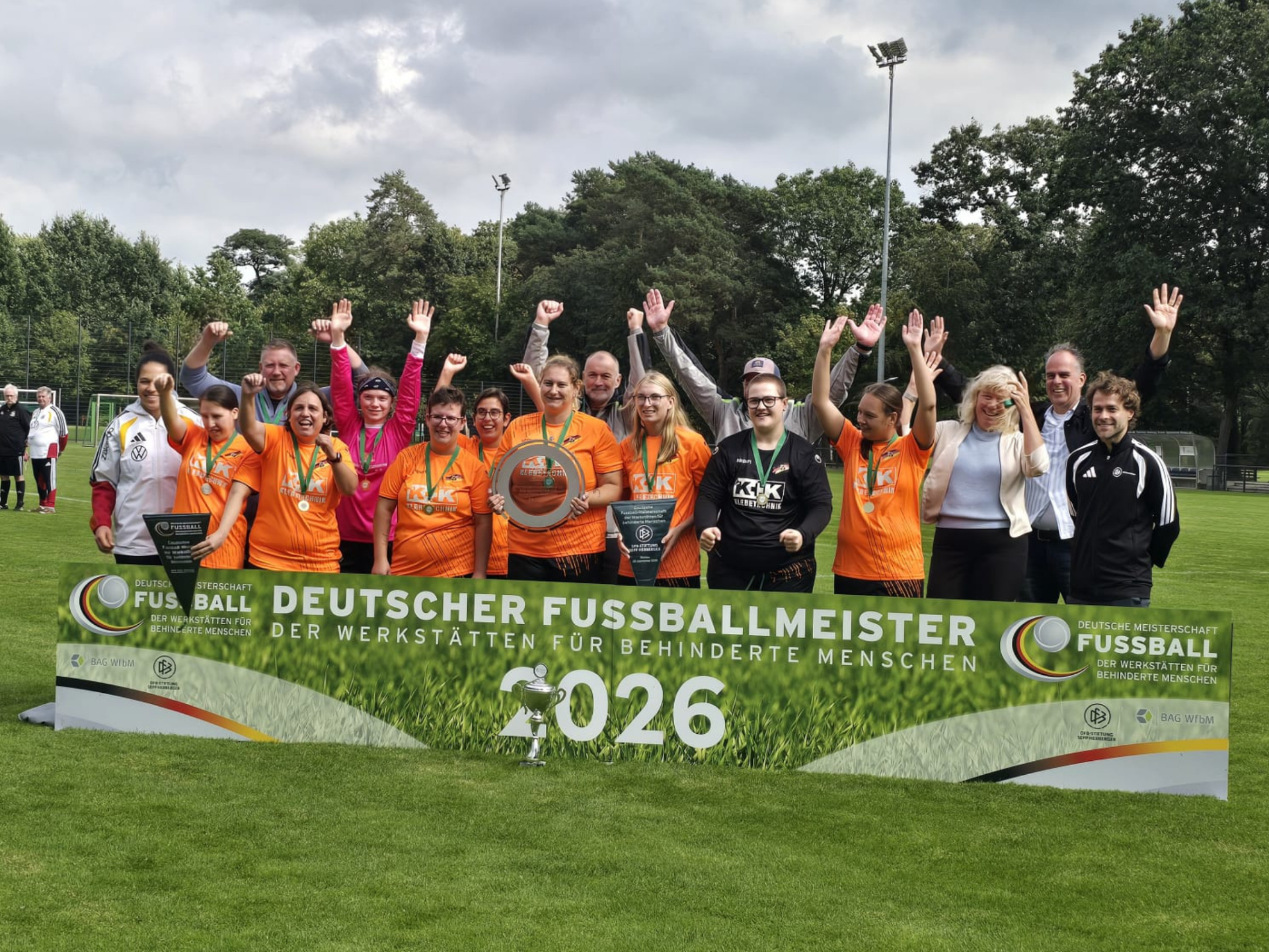 Teamfoto. Fußballteam steht vor einem Banner auf dem Rasen
© Heinrich Kimmle Stiftung Teamfoto. Fußballteam steht vor einem Banner auf dem Rasen
© Heinrich Kimmle Stiftung