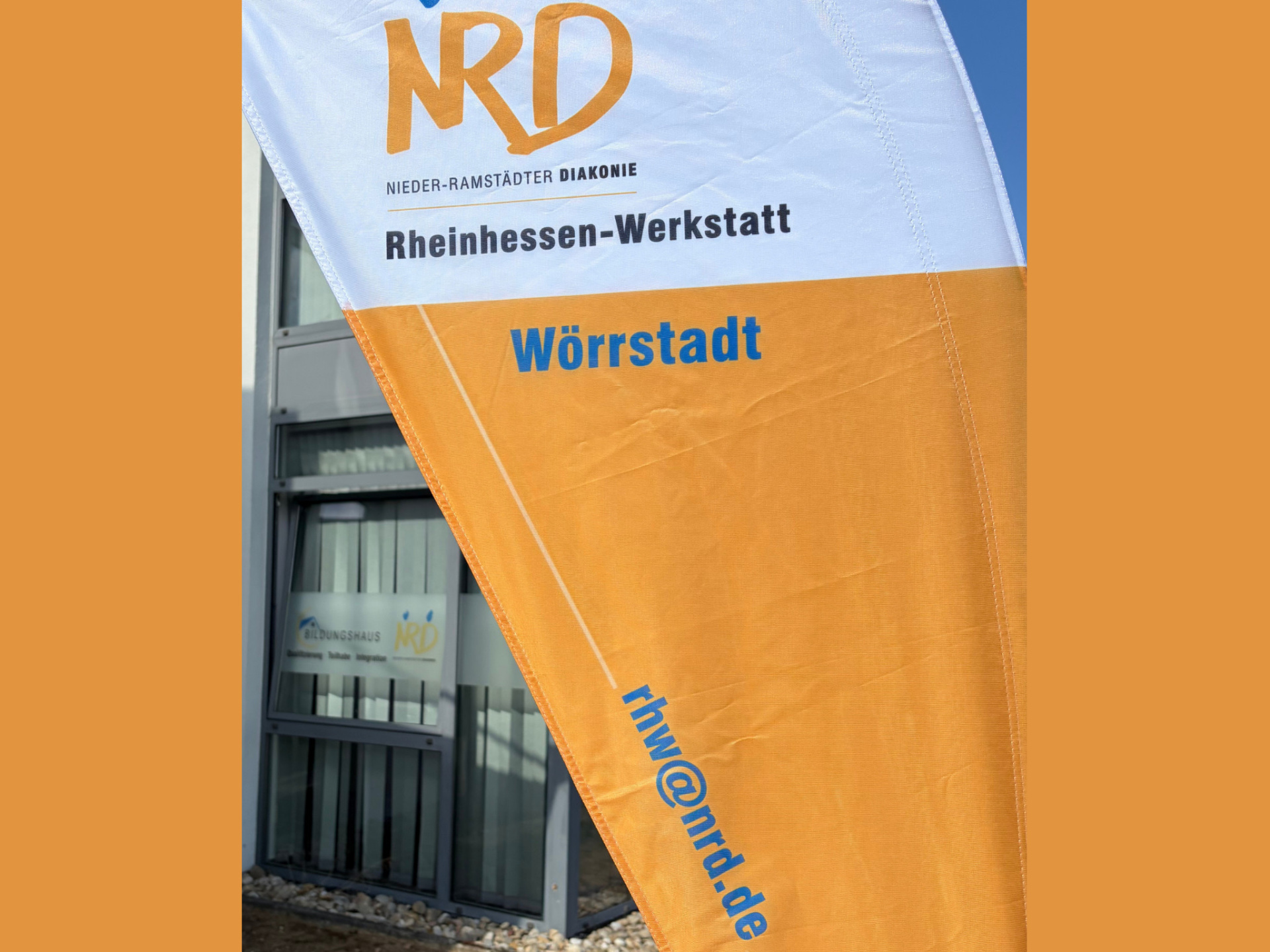 Auf dem Foto ist eine Flagge mit dem Logo der Nieder-Ramstädter Diakonie - Rheinhessen-Werkstatt Wörrstadt zu sehen.
© NRD - Rheinhessen-Werkstatt Auf dem Foto ist eine Flagge mit dem Logo der Nieder-Ramstädter Diakonie - Rheinhessen-Werkstatt Wörrstadt zu sehen.
© NRD - Rheinhessen-Werkstatt